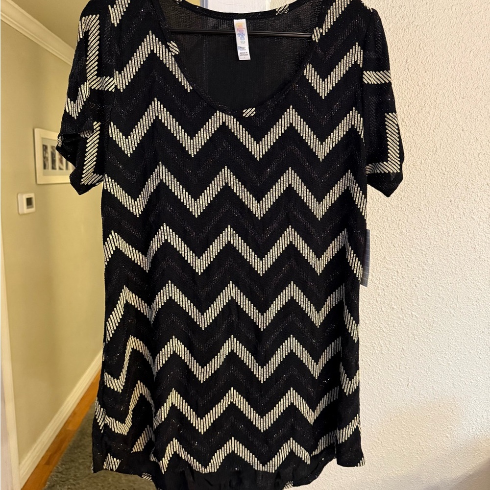 LuLaRoe Zigzag Black Elegant Sparkly Short Sleeve Classic Tee NWT Large